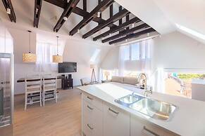 Historic Heartbeat 2BR Townhouse in Central Bliss