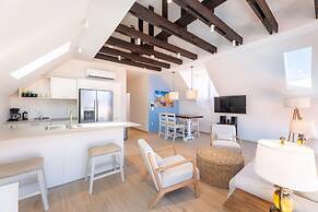 Historic Heartbeat 2BR Townhouse in Central Bliss