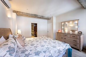 Chic Historic Townhouse in City Centre Willemstad