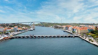 Charming Harbour Home at Historic Handelskade