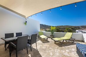 Green View Delight Chic Blue Bay Apartment
