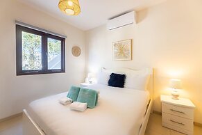 Green View Delight Chic Blue Bay Apartment