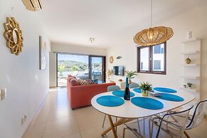 Green View Delight Chic Blue Bay Apartment