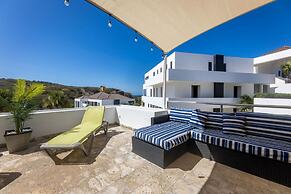 Green View Delight Chic Blue Bay Apartment
