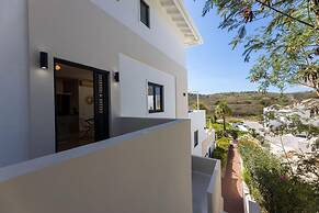 Green View Delight Chic Blue Bay Apartment