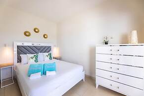 Green View Delight Chic Blue Bay Apartment