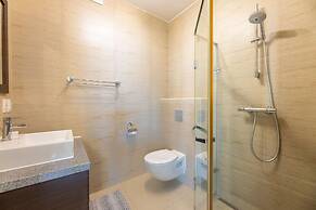 Green View Delight Chic Blue Bay Apartment
