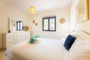 Green View Delight Chic Blue Bay Apartment