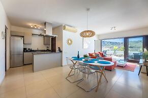 Green View Delight Chic Blue Bay Apartment