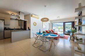 Green View Delight Chic Blue Bay Apartment