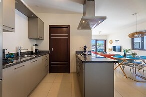 Green View Delight Chic Blue Bay Apartment