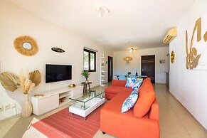 Green View Delight Chic Blue Bay Apartment