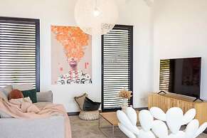 Modern Vibrant Villa With Terrace Private Pool