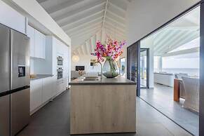 Modern Vibrant Villa With Terrace Private Pool