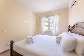 Charming 2BR Apt With Tropical Garden Pool