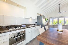 Charming 2BR Apt With Tropical Garden Pool