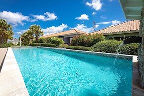 Charming 2BR Apt With Tropical Garden Pool