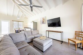 Charming 2BR Apt With Tropical Garden Pool