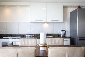 Charming 2BR Apt With Tropical Garden Pool