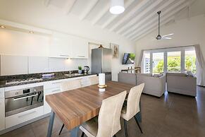 Charming 2BR Apt With Tropical Garden Pool