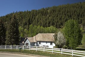 Antlers on the Creek Bed & Breakfast