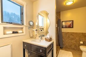 Antlers on the Creek Bed & Breakfast