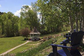 Antlers on the Creek Bed & Breakfast