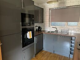 Hull Spacious Guest House-3