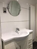 Hull Spacious Guest House-3
