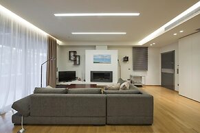 Vari Views in Vari With 3 Bedrooms and 3 Bathrooms