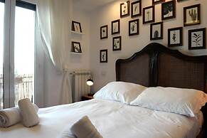 Homethic Piramide in Rome