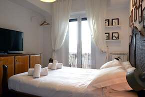 Homethic Piramide in Rome