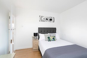 Skyvillion - Enfield 4bed House W Garden & Parking
