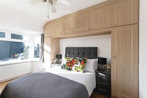 Skyvillion - Enfield 4bed House W Garden & Parking