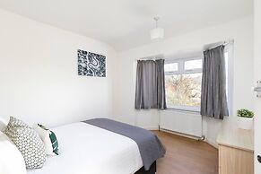 Skyvillion - Enfield 4bed House W Garden & Parking