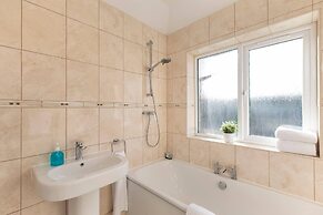 Skyvillion - Enfield 4bed House W Garden & Parking