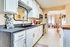 Zanesville Apartment w/ Porch - 3 Mi to Downtown!