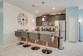 Kissimmee Getaway w/ Pool Access: 5 Mi to Disney