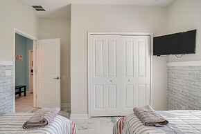 Kissimmee Getaway w/ Pool Access: 5 Mi to Disney