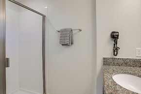 Kissimmee Getaway w/ Pool Access: 5 Mi to Disney