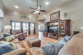 Spacious Branson West Retreat: Pool & Golf Access!