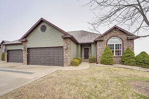 Spacious Branson West Retreat: Pool & Golf Access!