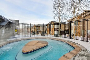 Ski-in/ski-out Granby Ranch Condo w/ Pool Access