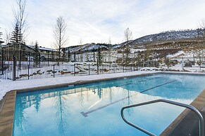 Ski-in/ski-out Granby Ranch Condo w/ Pool Access