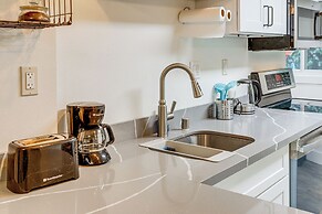 Steps to Idylwood Park Beach: Redmond Retreat!