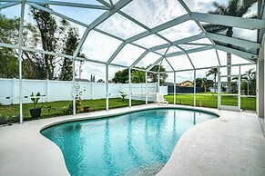 Hot Tub + Fire Pit: Spacious Cape Coral Oasis!