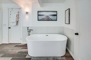 Stylish Bellingham Home w/ Lake + Mountain Views!