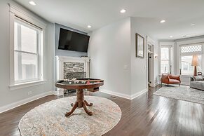 Spacious Condo w/ Deck ~ 3 Mi to Downtown Chicago!