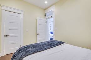 Spacious Condo w/ Deck ~ 3 Mi to Downtown Chicago!