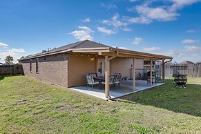 12 Mi to Beach: Texas Gulf Coast Home w/ Fire Pit
